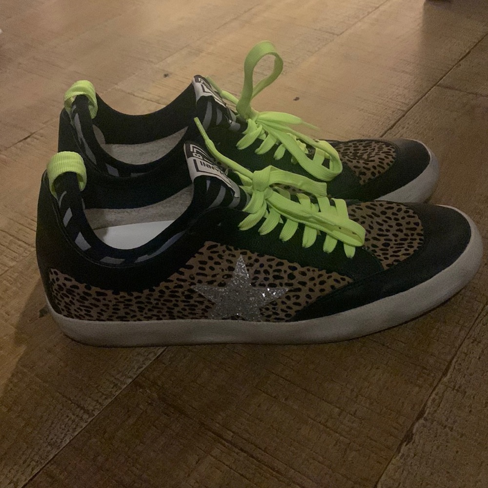 NWT Womens Gianni Bini Pattern Sneakers (size 9.5)